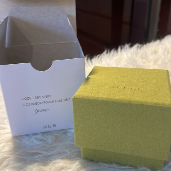 🔥💯Gucci! FREE with 15+ bundle. Pull Pouch, 🎁 jewelry inside!! Nice size!! - Picture 2 of 6